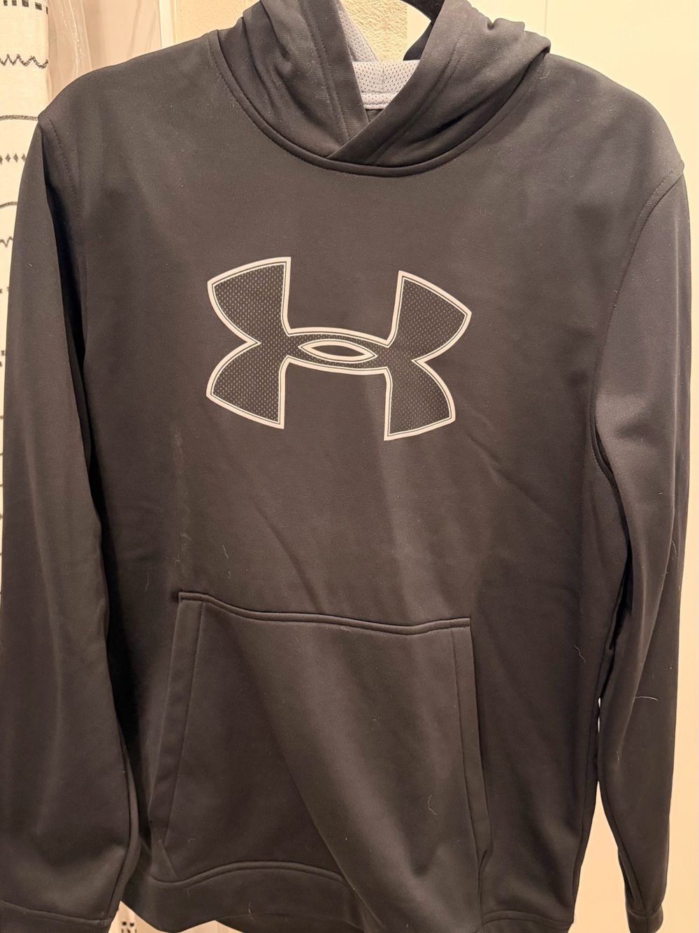 Under Armour Men’s Black Pullover Crewneck Hoodie with Contrast Logo